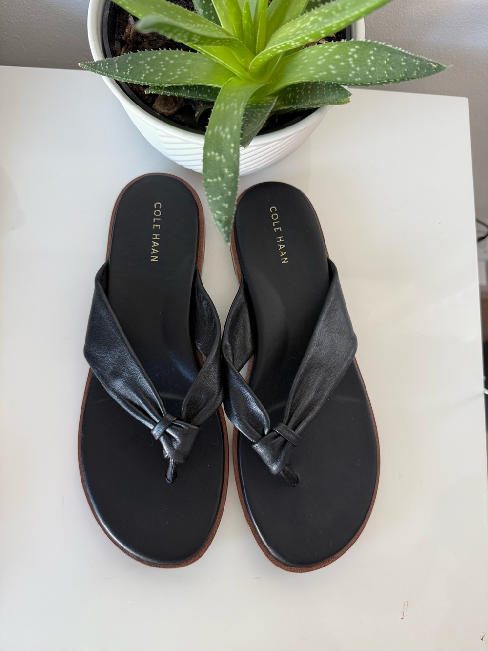 Cole Haan Women's Fiona Thong Sandal, Black Leather Size8.5 Excellent Condition - Picture 3 of 8